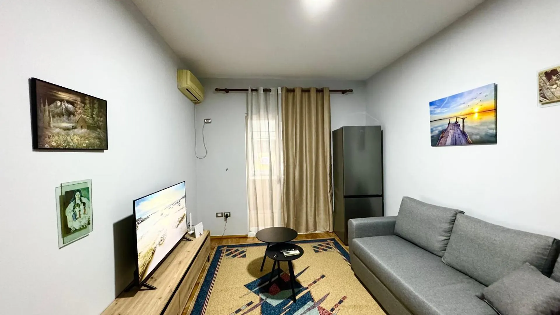 Roses Apartament Tirana 0*,